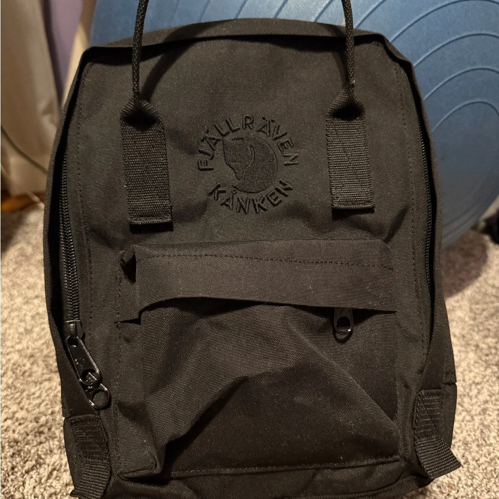 Fjallraven Kånken Classic Black Backpack - Picture 1 of 6